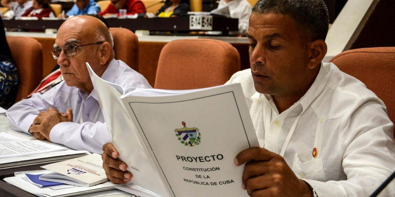 Kubas nationalförsamling har under helgen debatterat författningsändringar som på vissa punkter är revolutionerande. Förslagen studeras här av en ledamot.