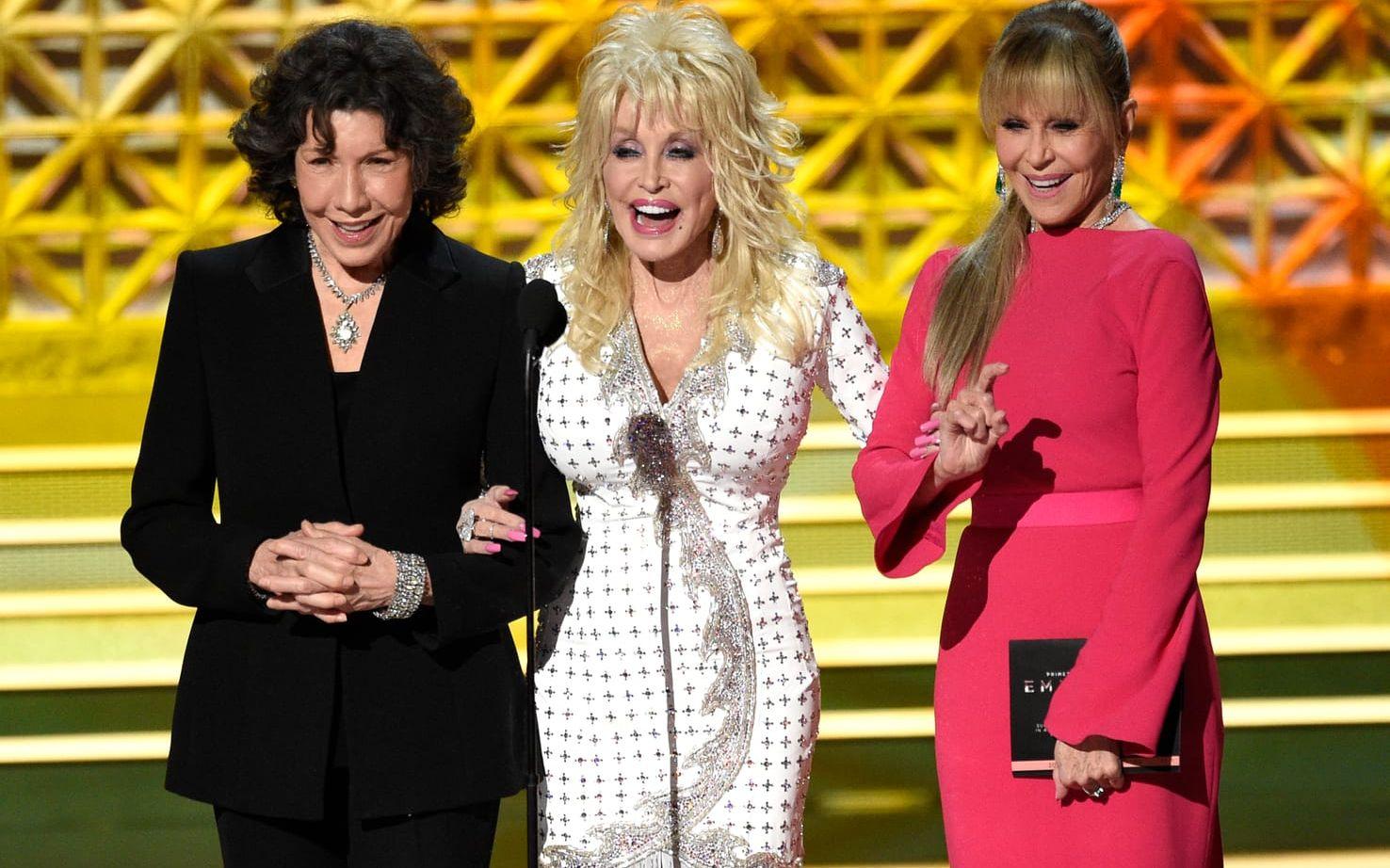 Det var, inte så oiväntat, kändistätt på Emmy-galan. Här är veteranerna Lily Tomlyn, Dolly Parton och Jane Fonda på scen. Foto: TT/Chris Pizzello.
