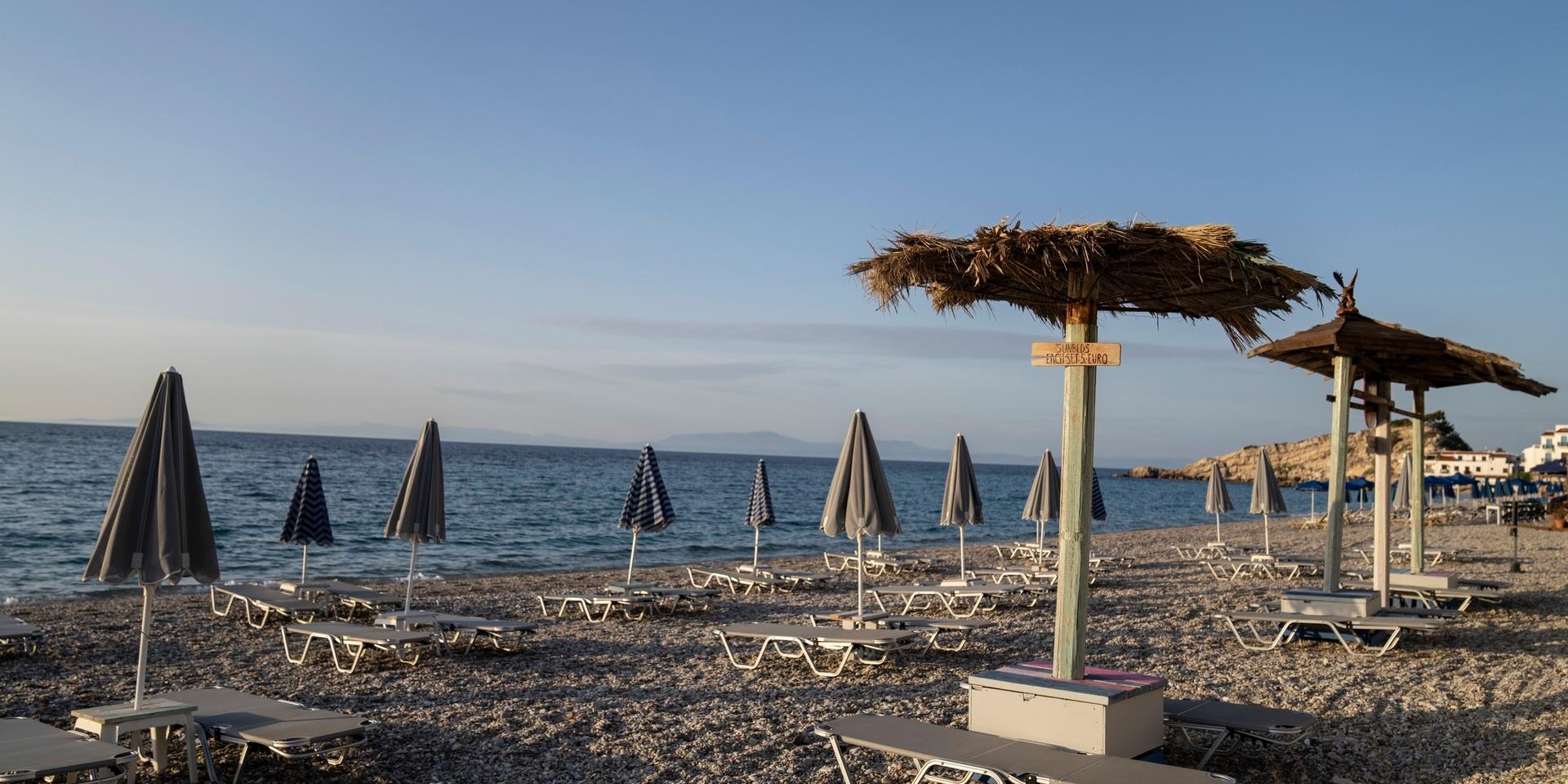 Tomma solstolar på turistön Samos i början av juni. Nu varnar EU:s smittskyddsmyndighet för stor spridning av covid-19 i den grekiska övärlden. Arkivbild.