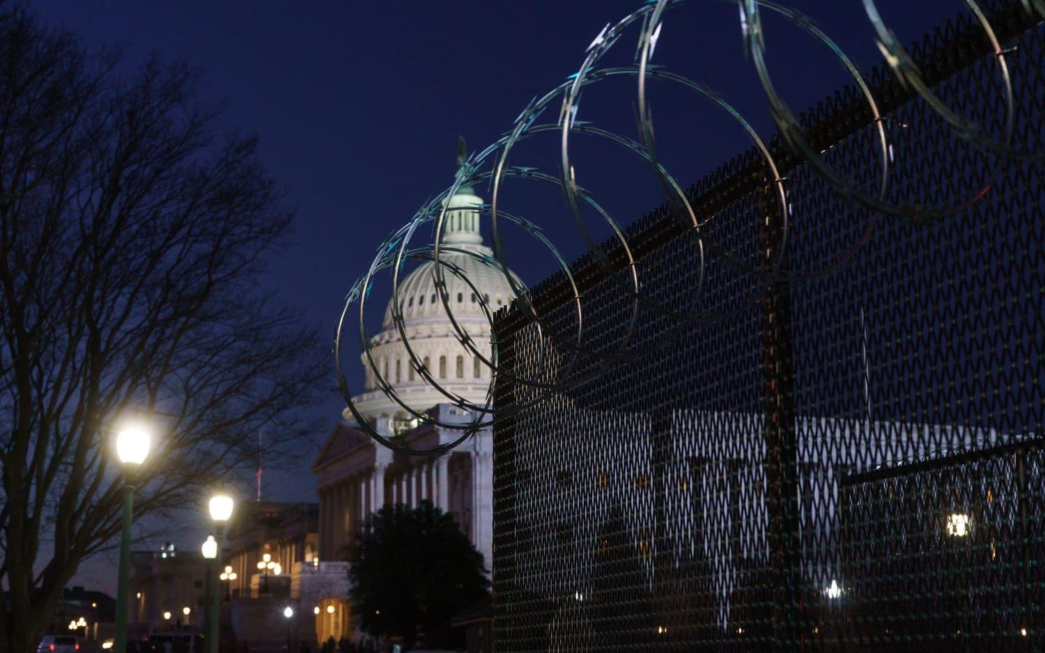 Kravallstängsel och taggtråd placerades ut vid Capitol Hill i Washington DC då Joe Biden svor presidenteden den 19 januari 2021. Arkivbild.