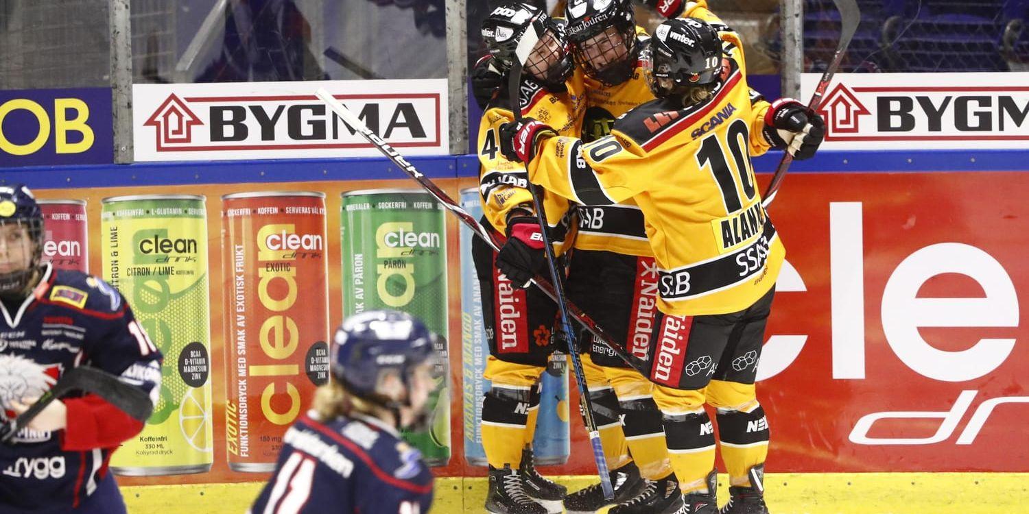 Luleå firar efter Petra Nieminens 4–1-mål.