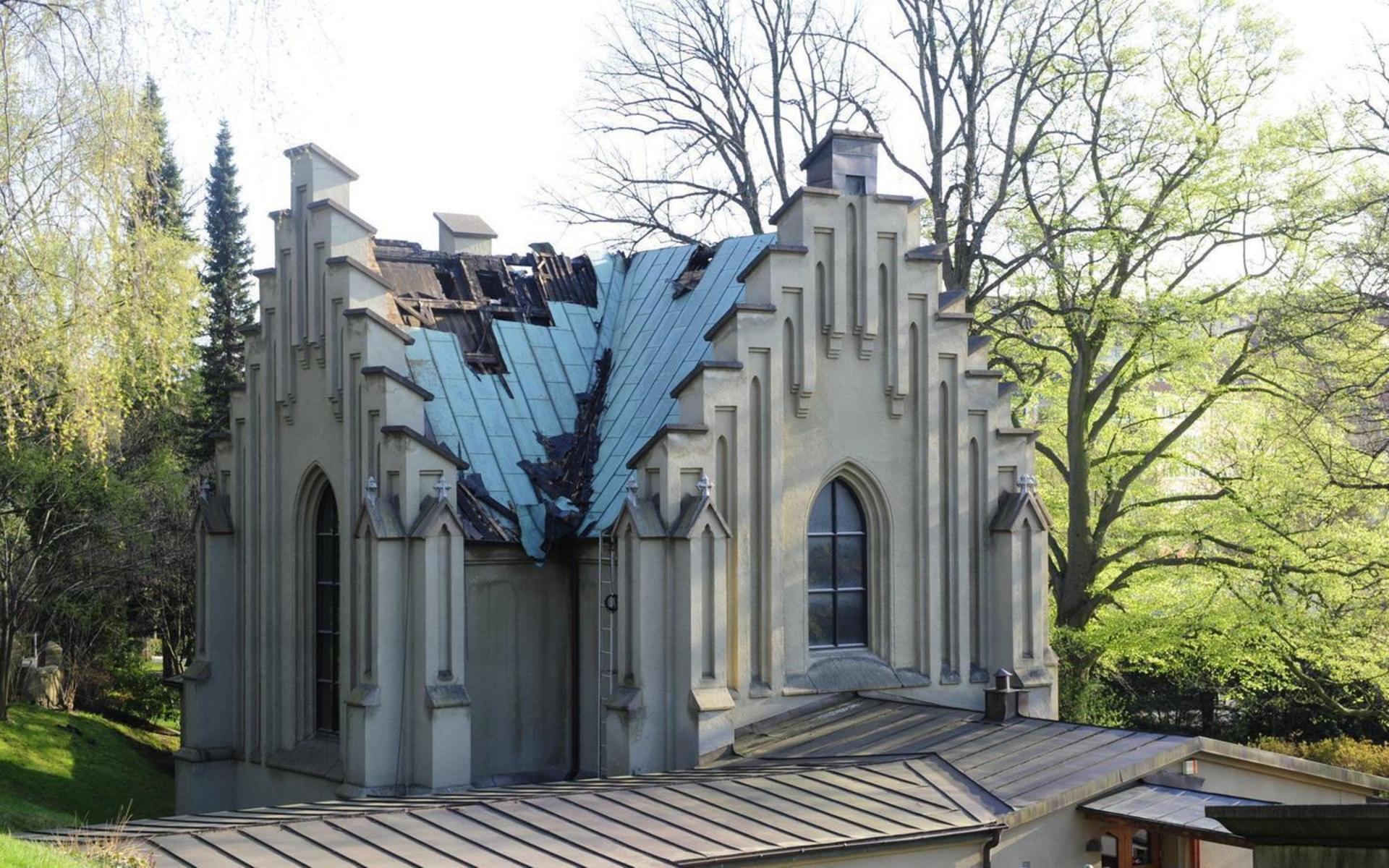 Deras arbete gav resultat: kapellet stod kvar, om än skadat. Under släckningsarbetet slog man sönder kapellets tak med yxa.