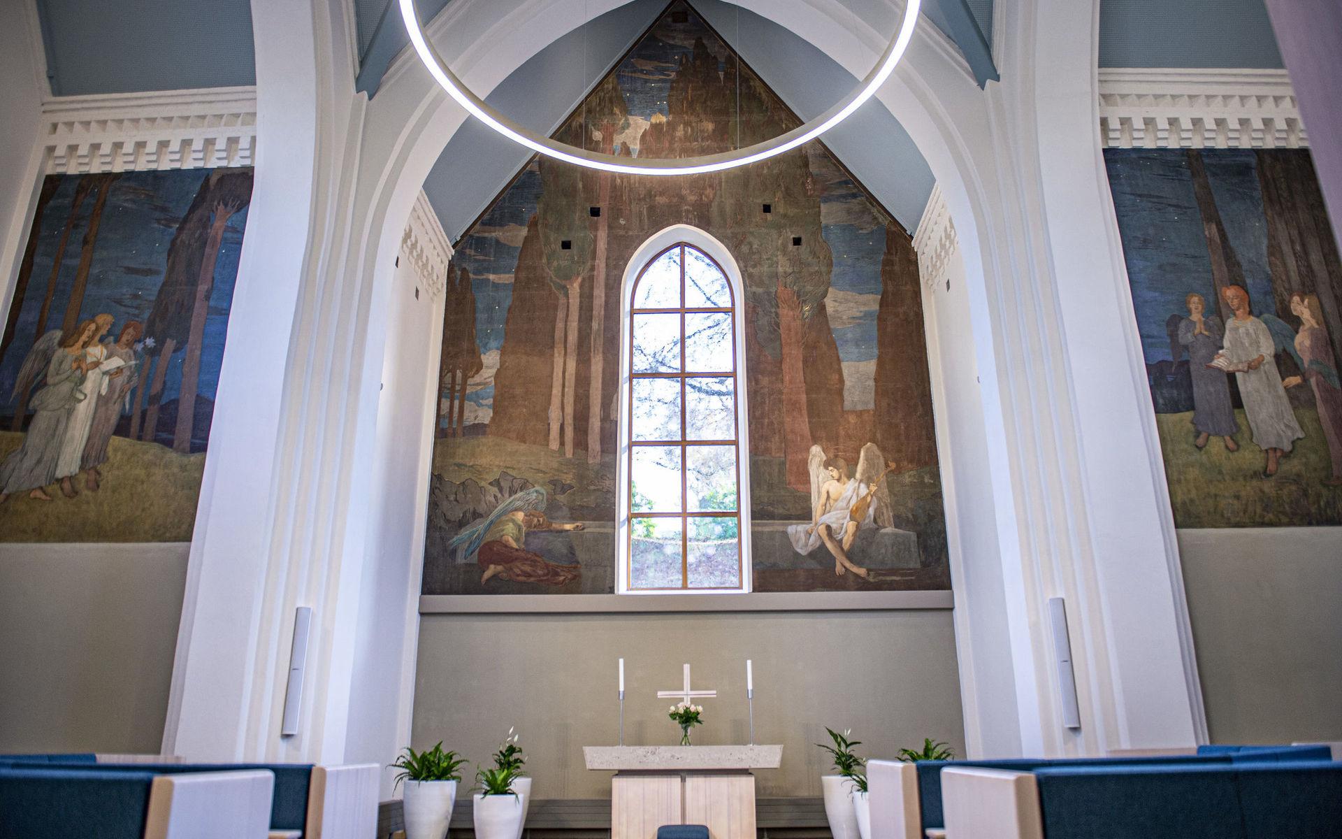 Kapellet bar på en hemlig konstskatt, nämligen 120 år gamla frescomålningar som upptäcktes under renoveringen.