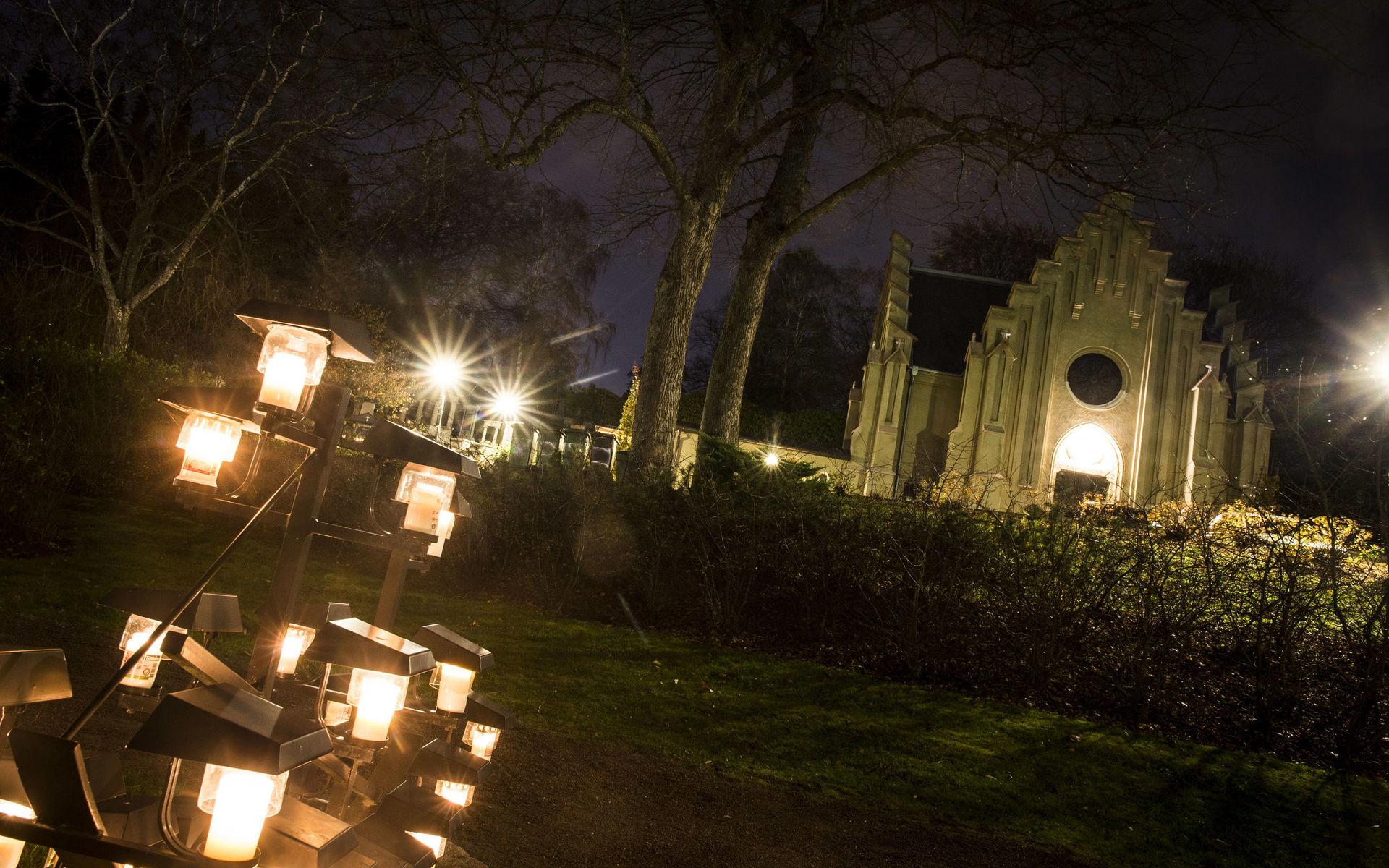 Kapellet under fredagen, då många hade valt att bege sig till Östra kyrkogården för att tända ett ljus.