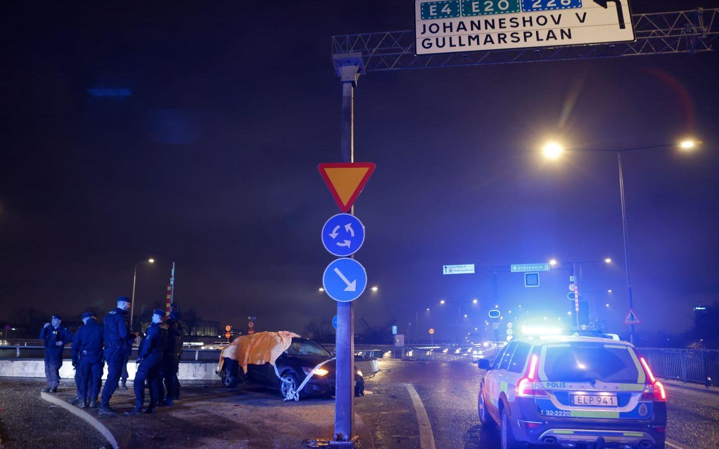 En bil kraschade vid Gullmarsplan efter att polisen förföljt bilen från Hammarbyhöjden tidigare på fredagskvällen.