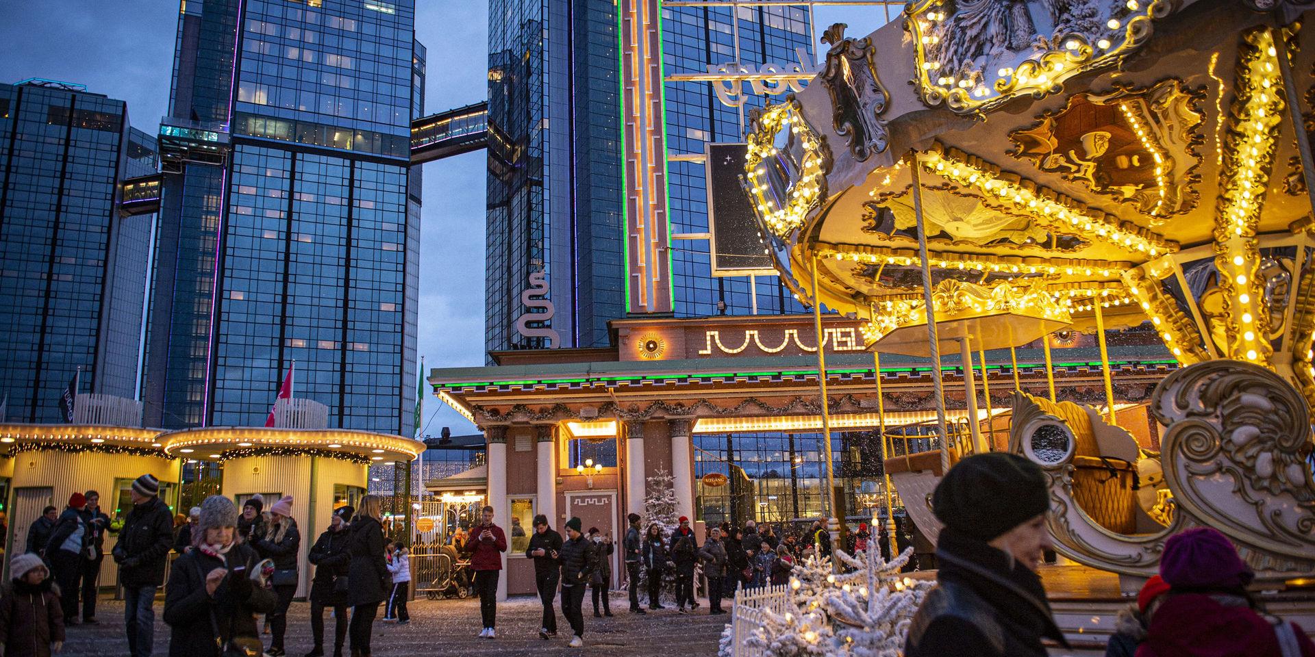 Ett hundratal personer köade vid huvudentrén när Liseberg för 20:e året i rad öppnade sin julmarknad. 