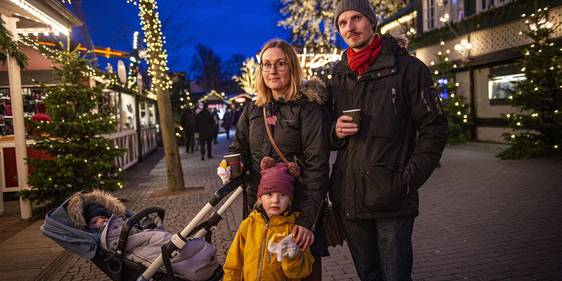 Familjen Brusing från Vänersborg var bland de första besökarna på Jul på Liseberg. Dottern Joline, i gul jacka, gillar visserligen lussebullar, men tycker att det allra bästa med julen är blommor.