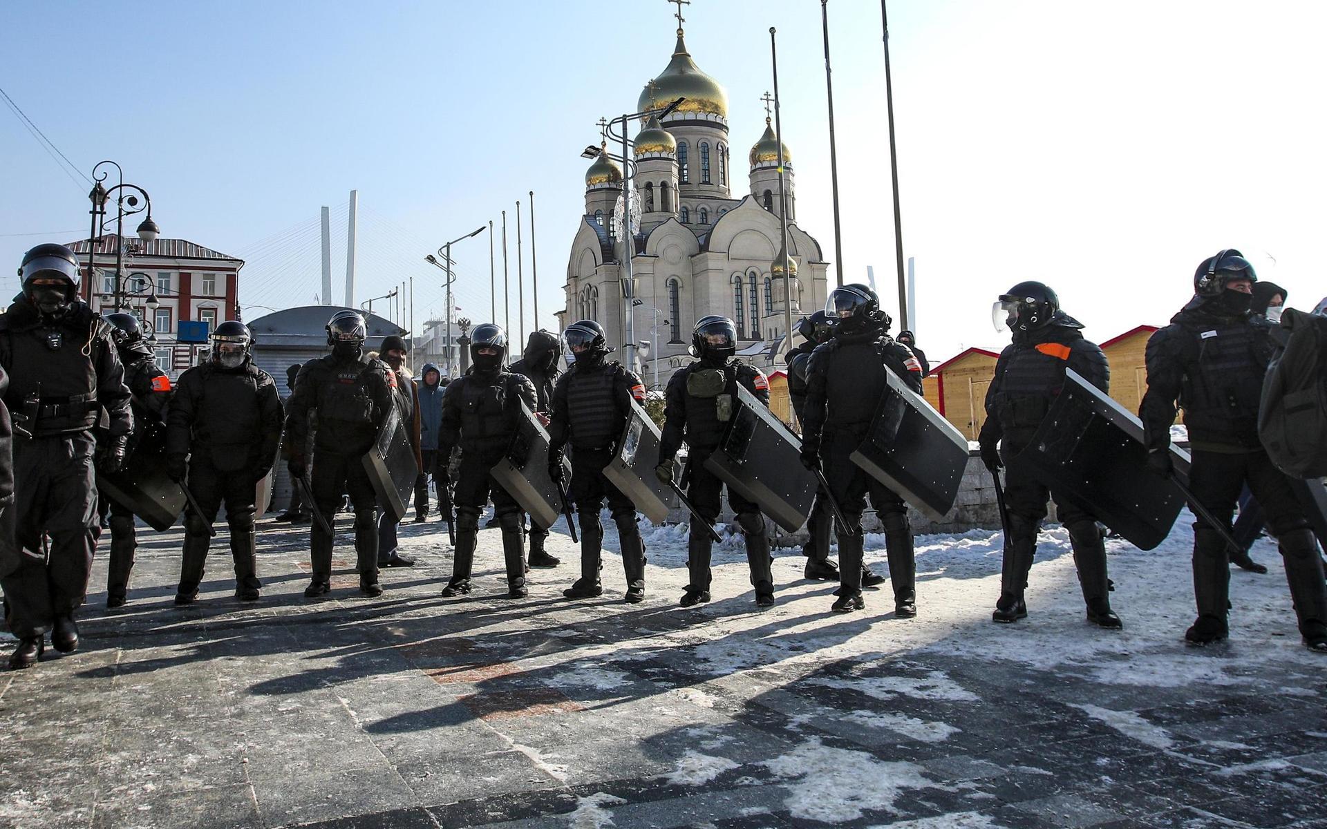 Poliser hindrar framkomligheten till ett torg i Vladivostok.