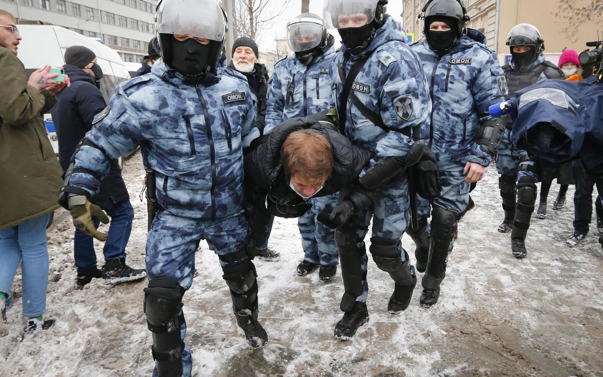 Protesterna fortsatte i Moskva och hela Ryssland. Medier uppger att hundratals människor gripits av rysk polis.