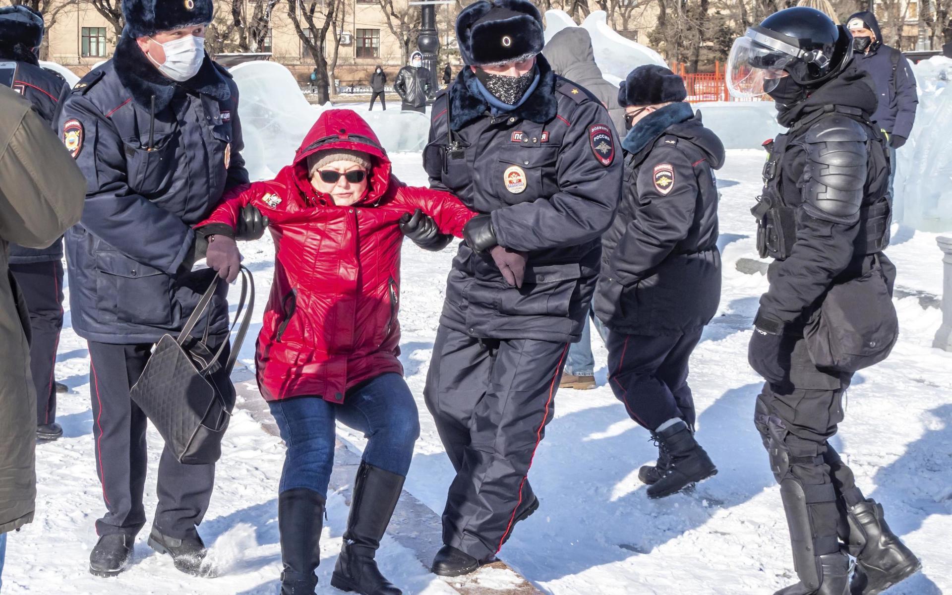 En kvinna i Khabarovsk omringas och omhändertas av polis.