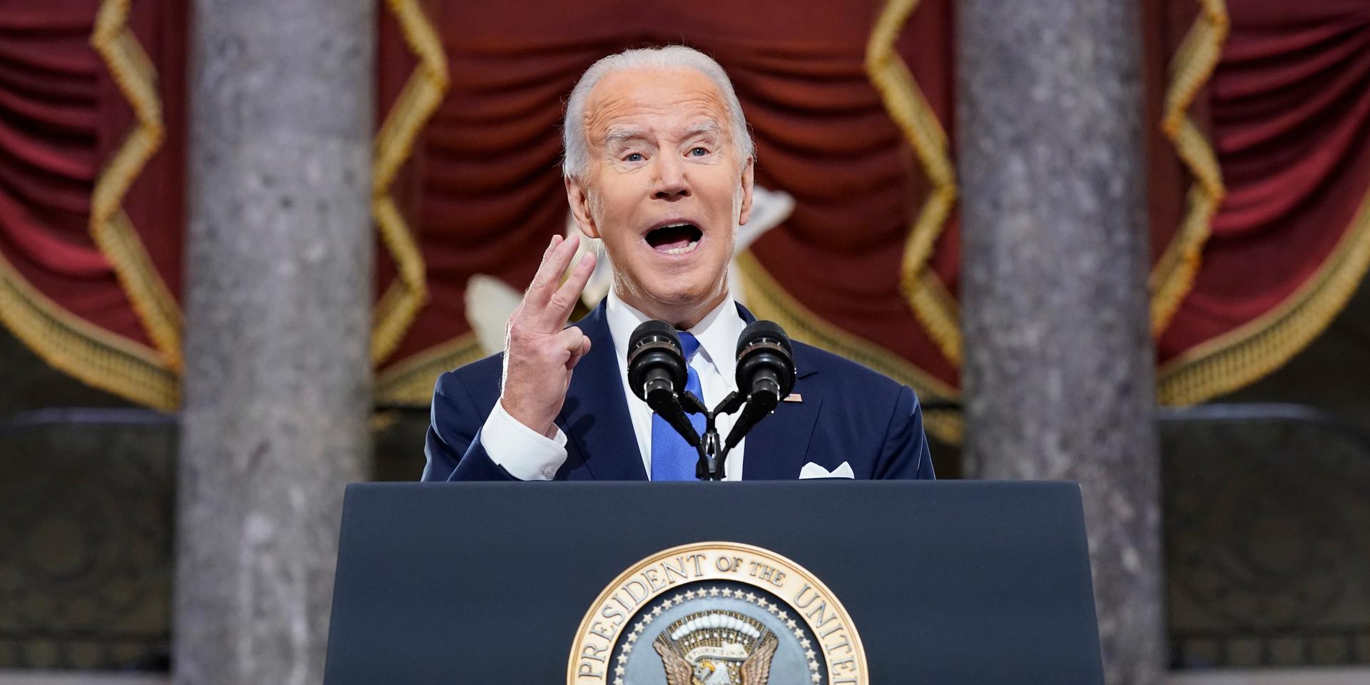 USA:s president Joe Biden under sitt tal i skulpturhallen i Kapitolium. 