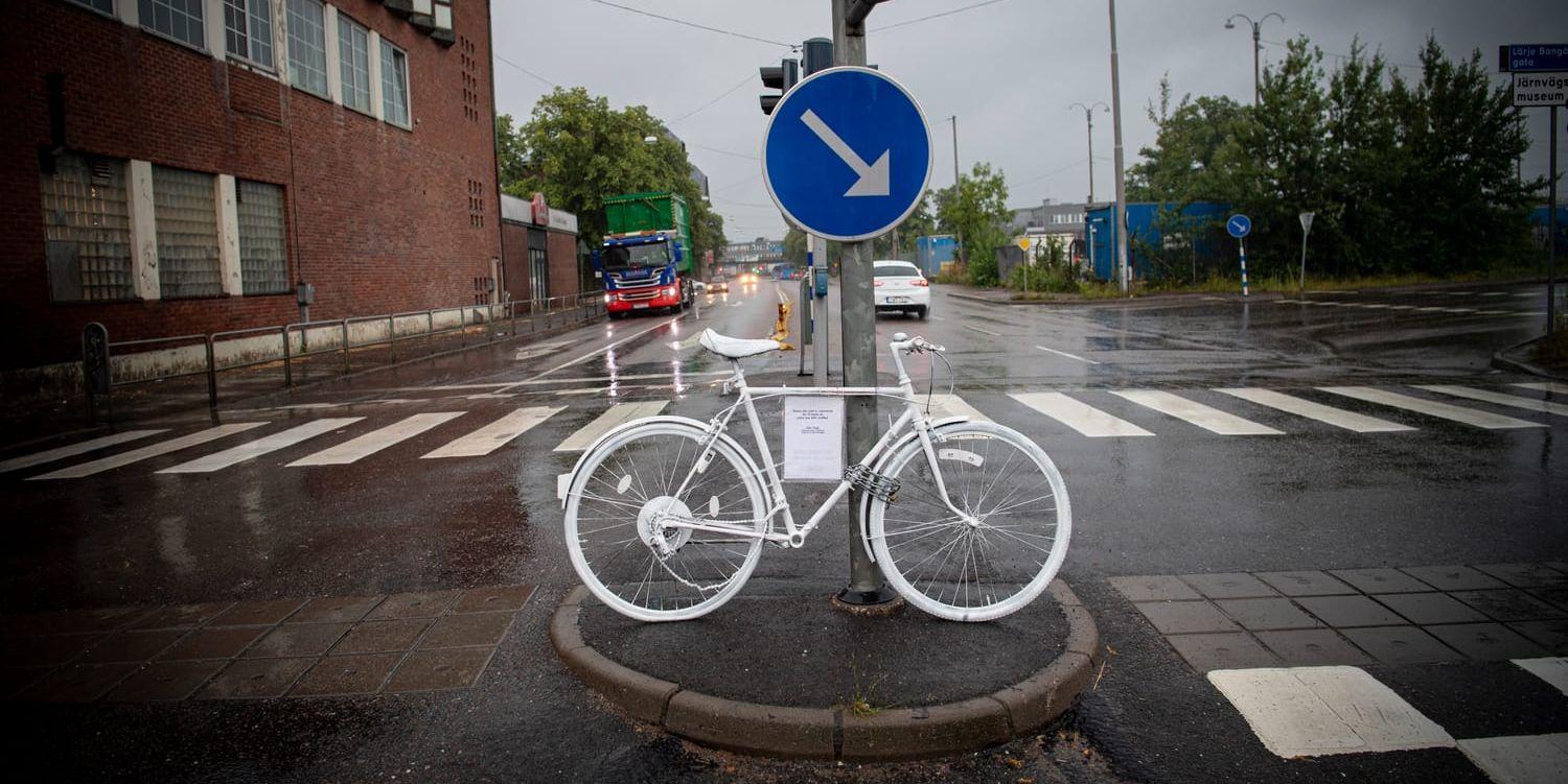 Gruppen &quot;Ghost bikes Göteborg&quot; har ställt ut en helt vit cykel för att hedra den man som omkom i en olycka med en lastbil nyligen.