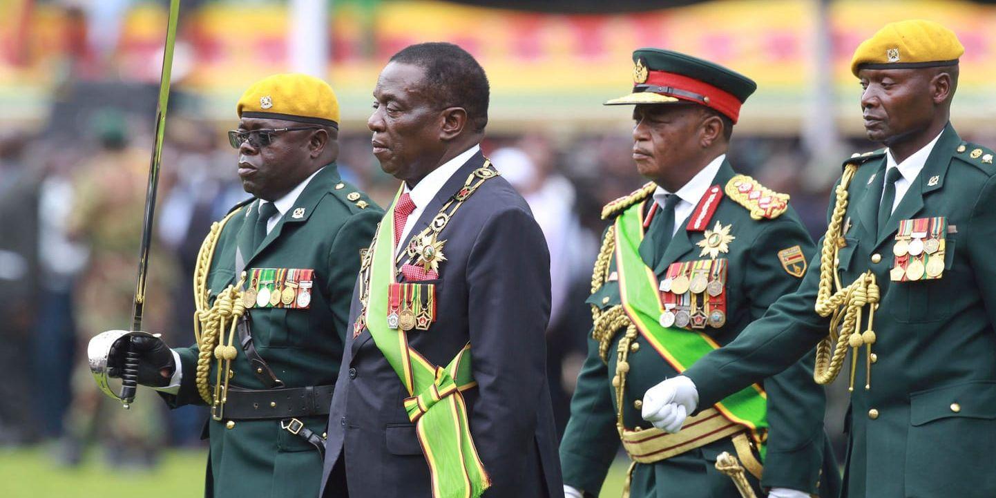Kinastödda kuppmakare, enligt källor. Zimbabwes nye tillfällige president Emmerson Mnangagwa, andra från vänster, och armégeneralen Constantino Chiwenga, andra från höger, vid Mnangagwas installation i fredags.