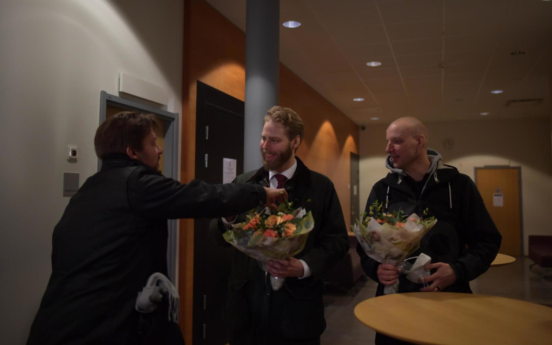 Henrik Evertsson och Linus Andersson fick blommor av Anders Centerwall, som samlat ihop pengar till en gåva.