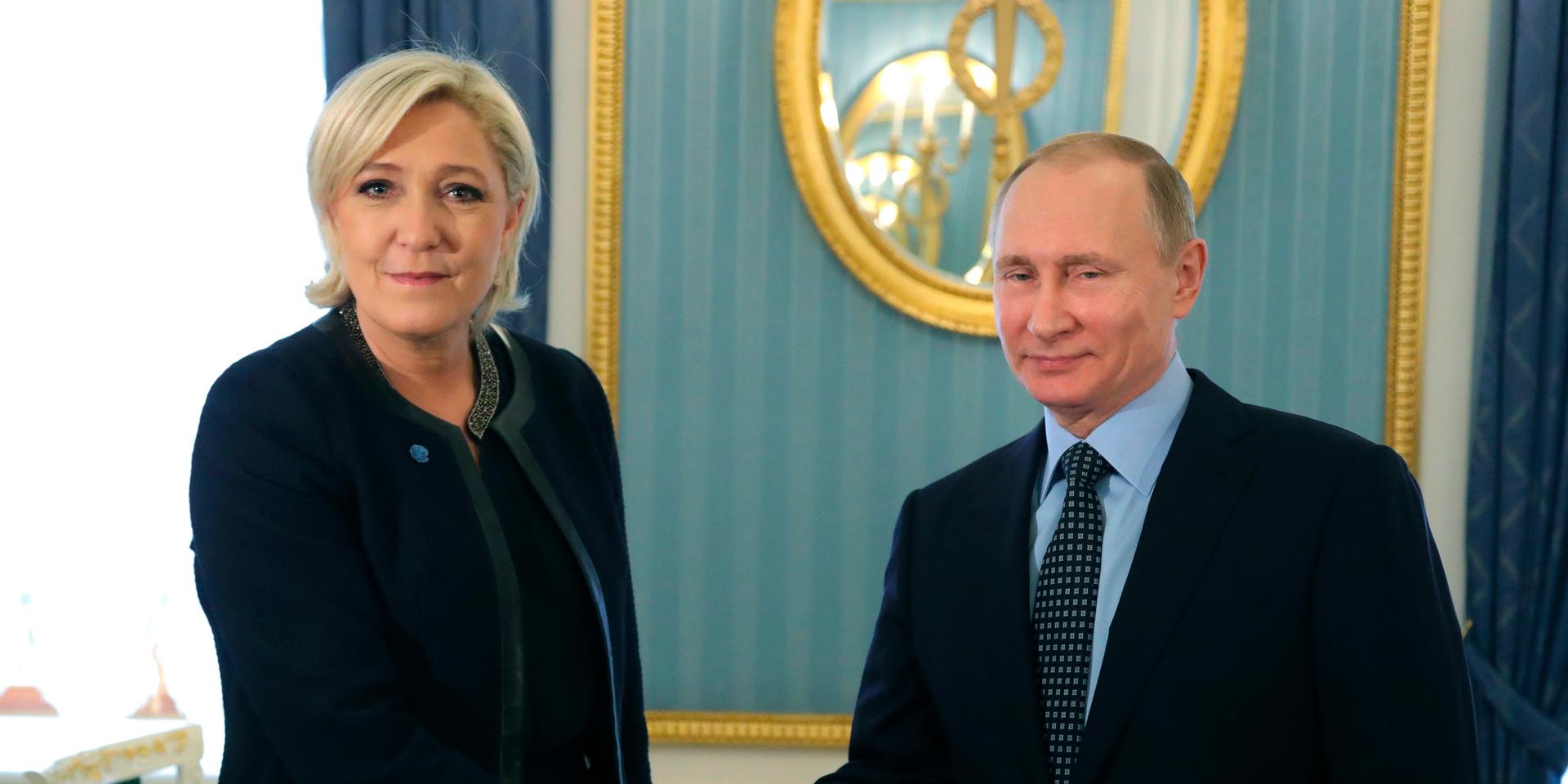 Putin skakar hand med den franska politikern Marine Le Pen i Kremlin, Moskva, år 2017. Ett handslag som nu får helt andra konsekvenser än vad som var tanken då. 