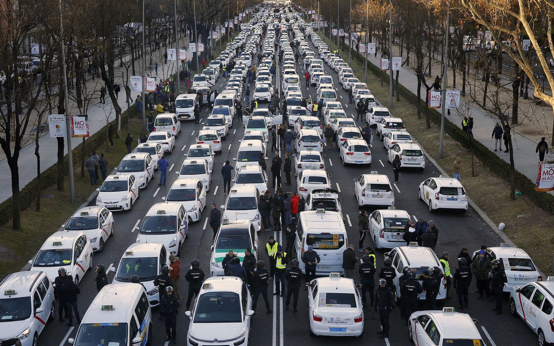 Flera tusen bilar parkerade och blockerade den sexfiliga gatan Paso de la Castellana. 