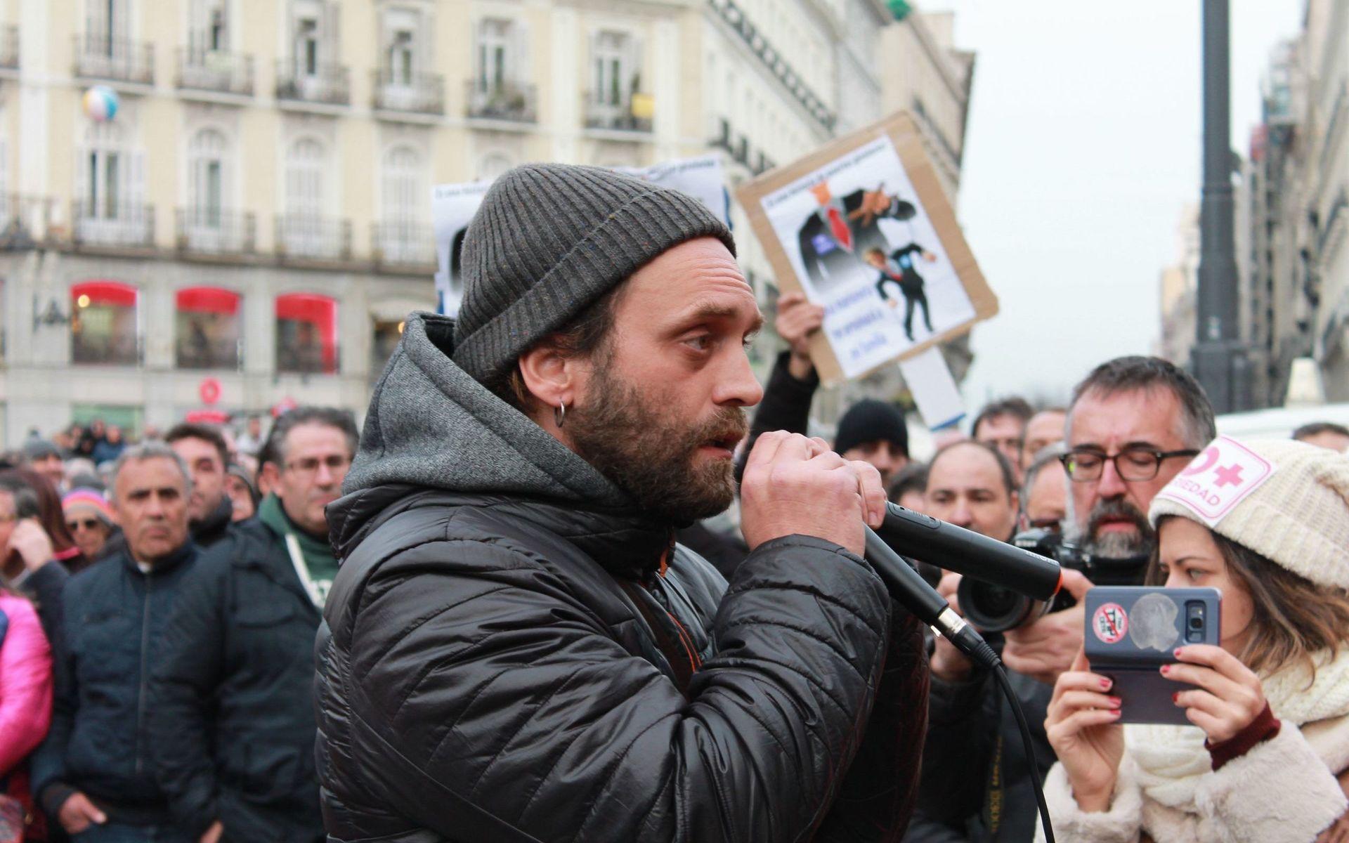 Samuel Polonio håller ett 15 minuter långt personligt brandtal och får stora applåder av demonstranterna. 