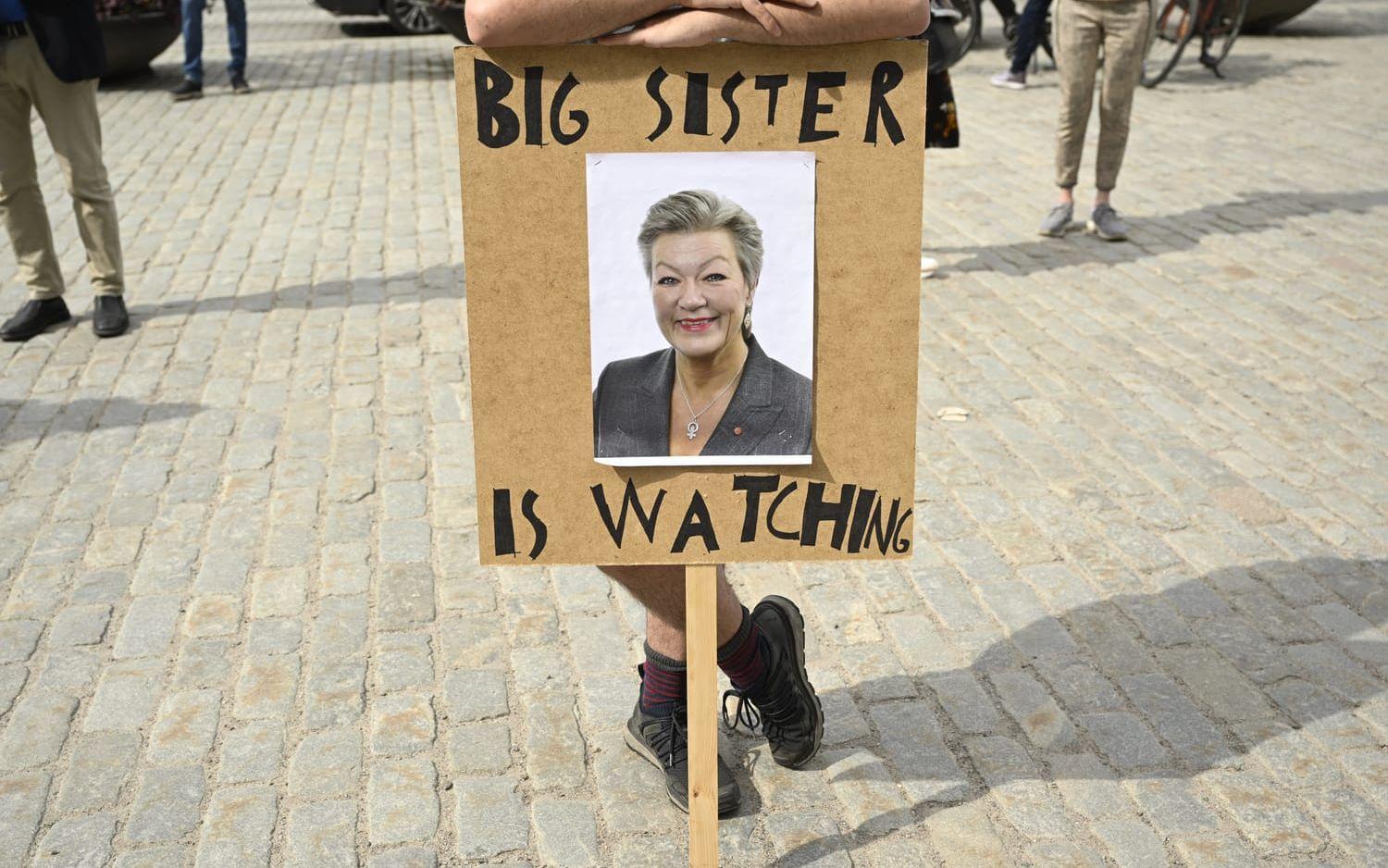 EU-kommissionären Ylva Johansson avbildad under en demonstration i Stockholm mot hennes förslag mot övergreppsmaterial på nätet. Arkivfoto.