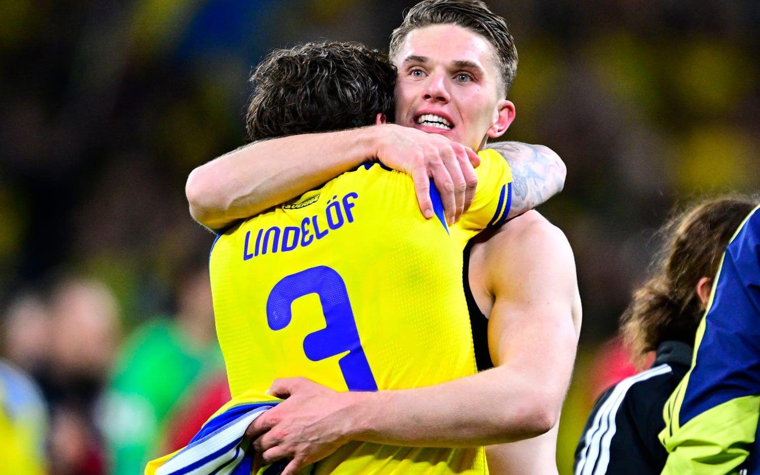 Sveriges Viktor Gyökeres kramar om Victor Nilsson Lindelöf efter playoff-vinsten mot Polen. Arkivbild.