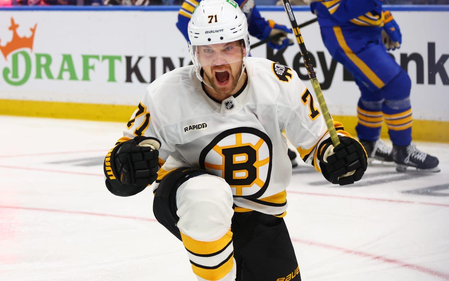 Viktor Arvidsson jublar efter inledningsmålet mot Buffalo.