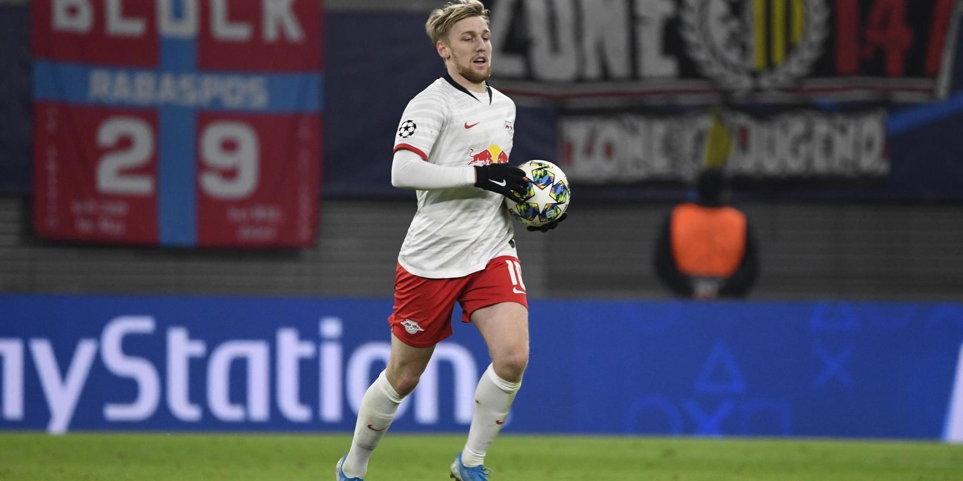 Leipzig&apos;s Emil Forsberg runs with the ball scoring a penalty during the Champions League group G soccer match between RB Leipzig and Benfica in Leipzig, Germany, Wednesday, Nov. 27, 2019. (AP Photo/Jens Meyer)  XPAG126