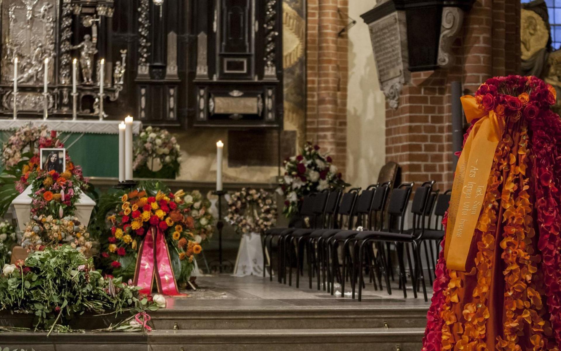 Ett blomsterarrangemang som liknade klänningen Sara Danius bar vid fjolårets Nobelpristutdelning fanns uppställt framme i kyrkan vid hennes begravning 8 november. Pressbild