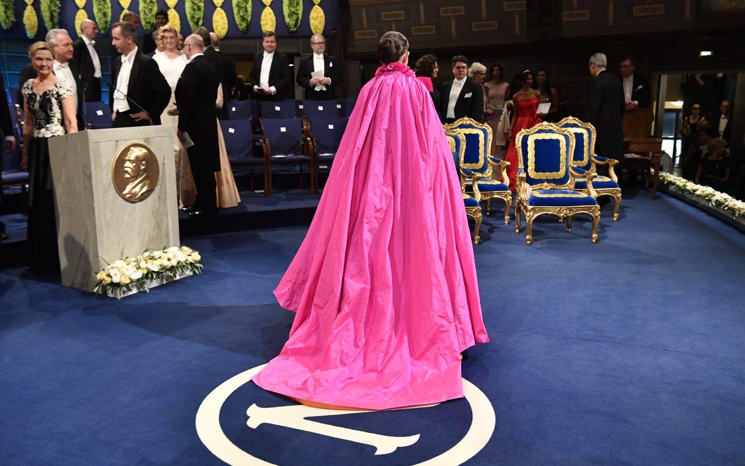 Sara Danius klänningar blev ofta omtalade. Här på Nobelprisutdelningen 2018, iförd en kreation av Pär Engshede.