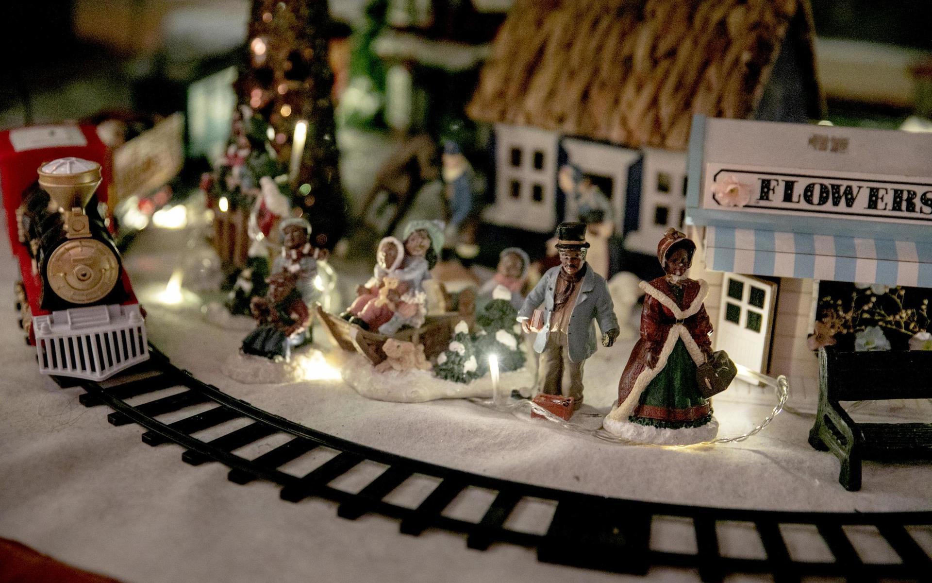 I sin lägenhet i Landala hade Sandy och Christer Lindstedt byggt upp en julstad i miniatyr till julen 2018. Sandy flyttade till Sverige från USA för sju år sedan och tog med sig sina jultraditioner.