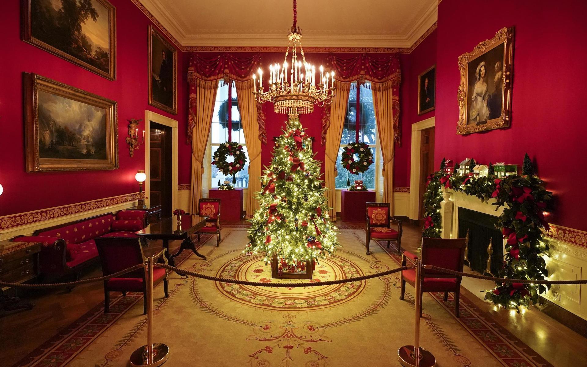 The Red Room i Vita huset har här julpyntats för 2020. Ett helt team är sysselsatta med att planera och genomföra allt så att presidentens hus förvandlas till ett glittrande palats som kan visas upp för det amerikanska folket.