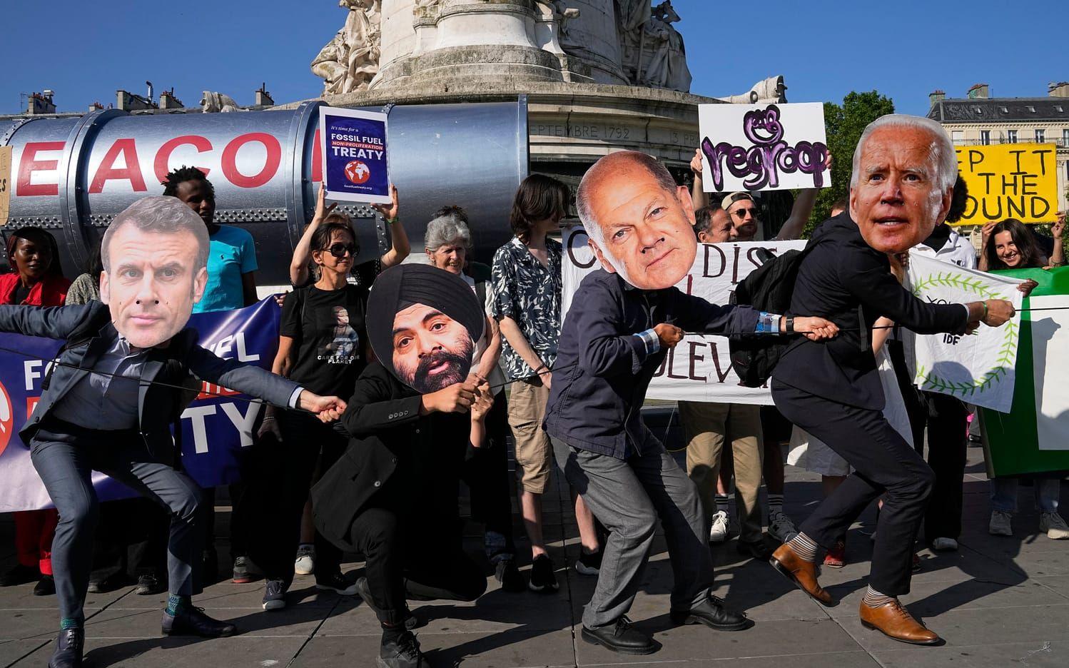 Klimataktivister utklädda till världsledare, bland annat USA:s Joe Biden som troligtvis ställs mot Donald Trump i presidentvalet i november. Arkivbild.