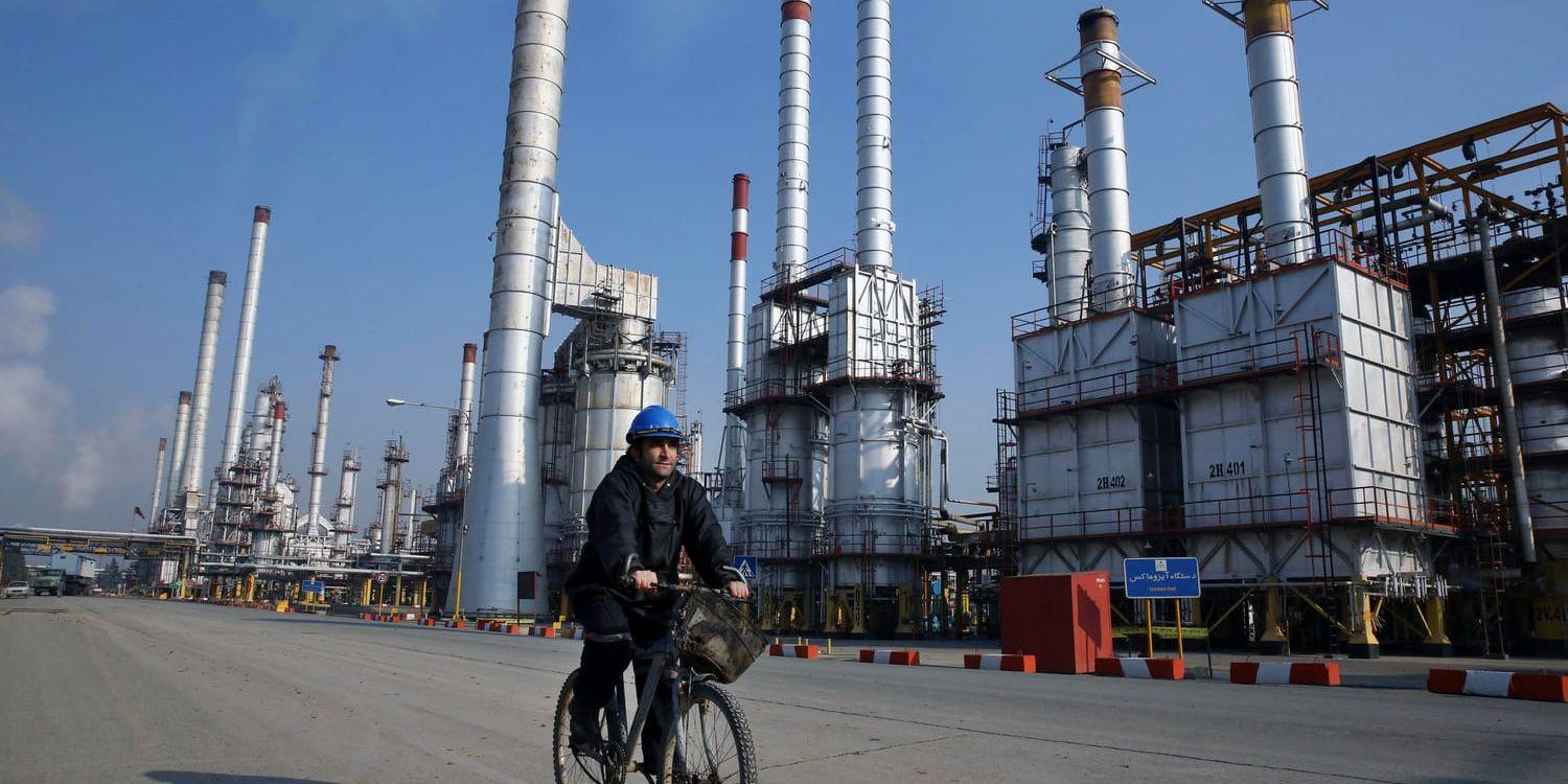 Ett oljeraffinaderi söder om Teheran. Arkivbild.