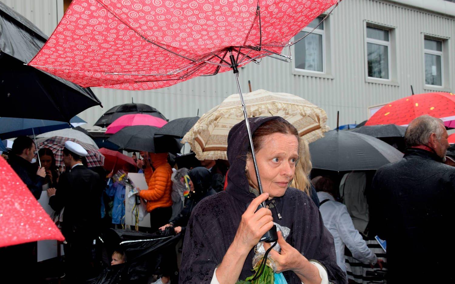 Blåste och regnade rejält när studenterna sprang ut: Bild: Ingvar Sptemark