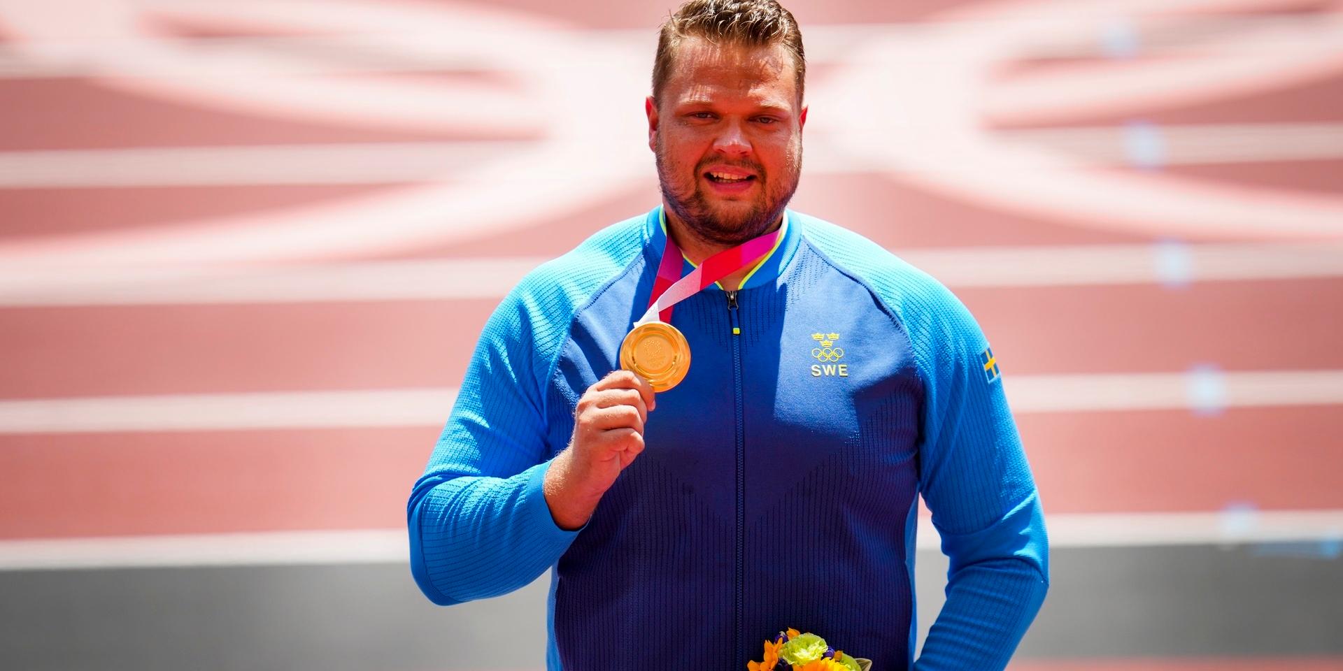 Daniel Ståhl med sin guldmedalj dagen efter OS-finalen.