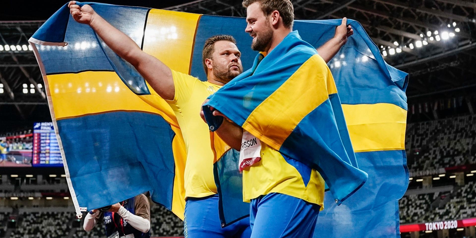 Daniel Ståhl och Simon Pettersson firar direkt efter guldet på Olympiastadion.