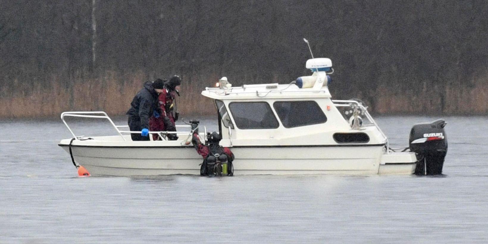 Polisens dykare söker för tredje dagen i Ivösjön efter den turnéledare som försvann 1999. Turnéledaren, som var 37 år gammal då han försvann, dödförklarades 2006 och polisen misstänker att han är mördad.