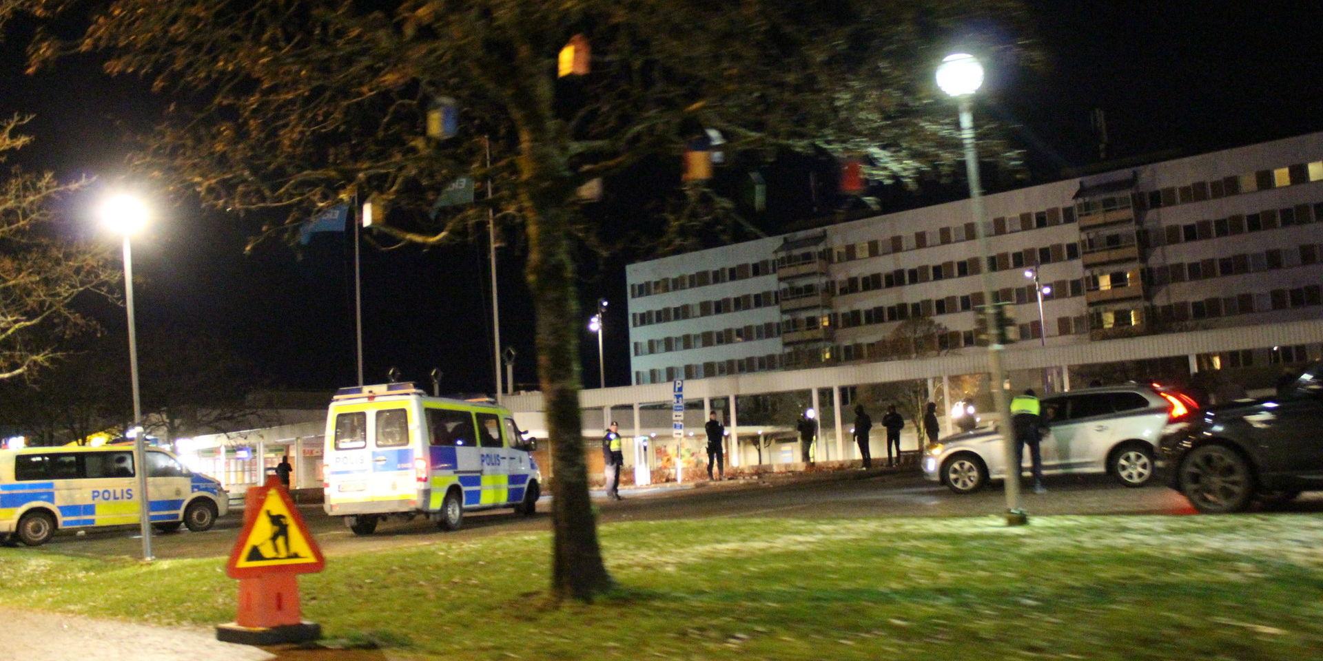 En polisbil i Kronogården fick under måndagskvällen plåtskador och punktering efter att stenar kastats mot den. 