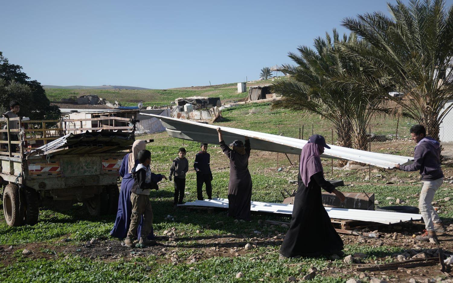 Palestinska invånare på ockuperade Västbanken packar för att lämna sina hem. Bilden togs tidigare i år och har inte direkt med rapporten att göra.
