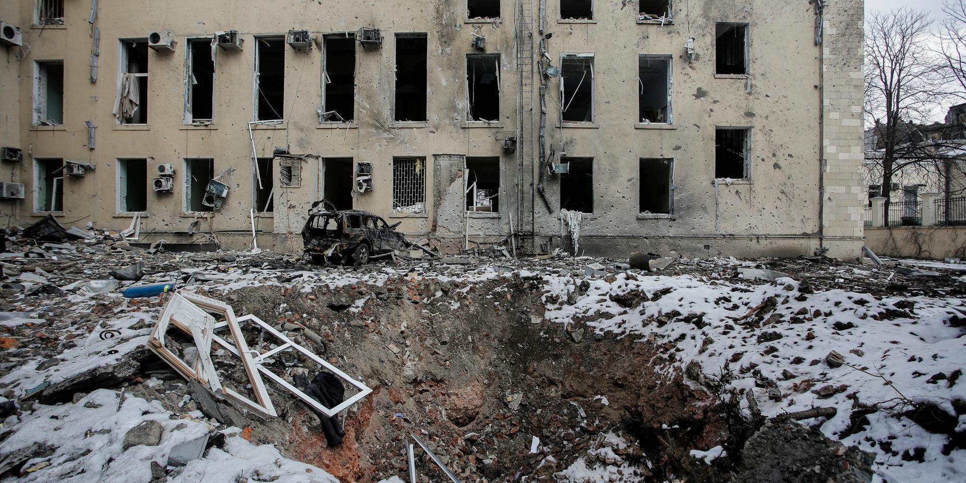 En krater efter ryska bombningar i centrala Kharkiv, Ukrainas näst största stad. Arkivbild.