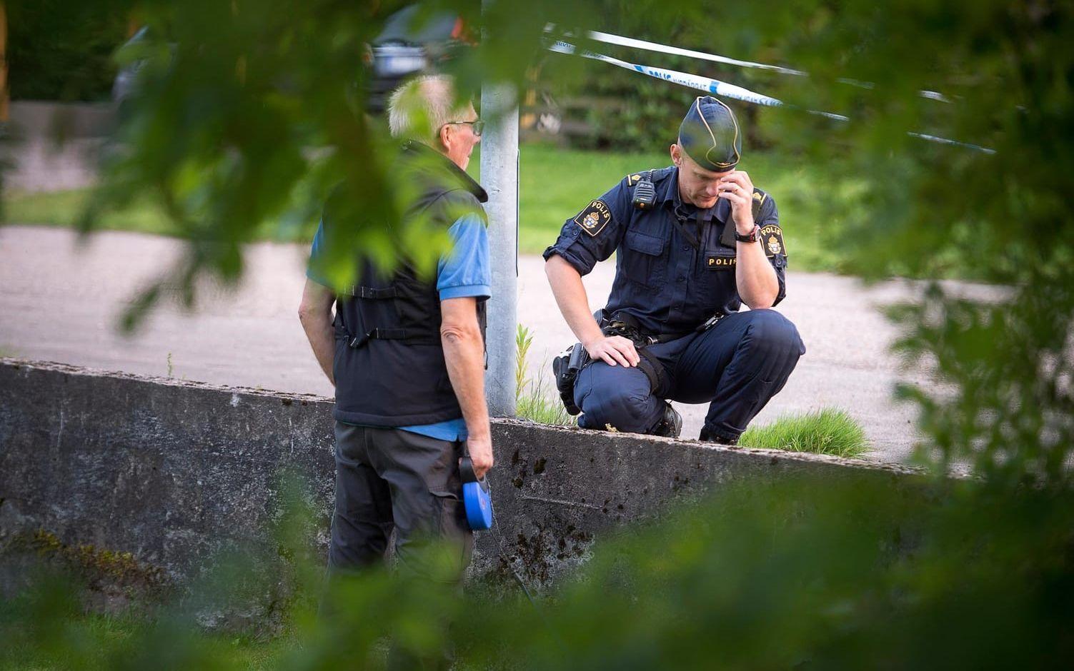 Polisen har spärrat av bostadsområdet där mannen hittades och knackar dörr för att få en uppfattning om vad som hänt. Bild: Jörgen Ahlström