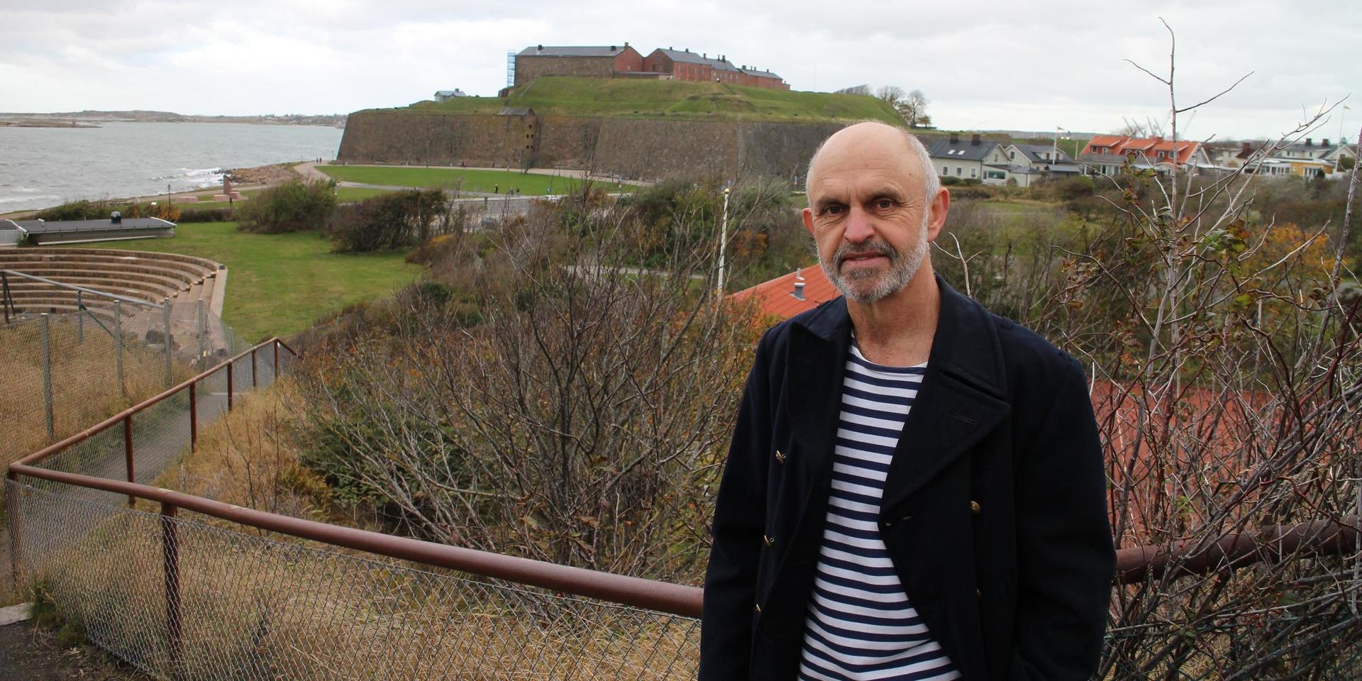 Anders Källgård, här med Varbergs fästning i bakgrunden, är Sveriges mest kända nesofil. Han har skrivit otaliga böcker och det udda specialintresset har också tagit honom till en mängd öar runt om i världen. &quot;Öars avgränsning och närheten till naturen skapar en känsla av trygghet&quot;, menar han.