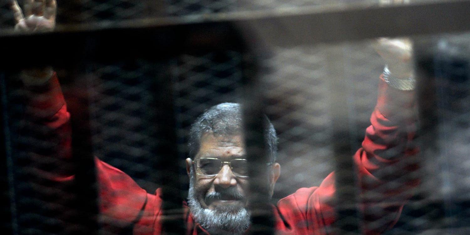 Muhammad Mursi vid ett annat domstolsframträdande, bakom galler, i juni 2015. Arkivbild.