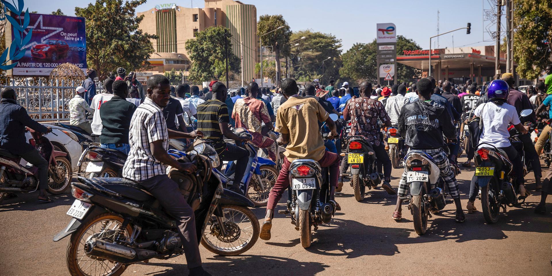 Folk samlas och stöttar de kuppande soldaterna vid den statliga tv-stationen i Ouagadougou. Uppgifterna om att Burkina Fasos president gripits ökar spänningen i Sahelregionen.