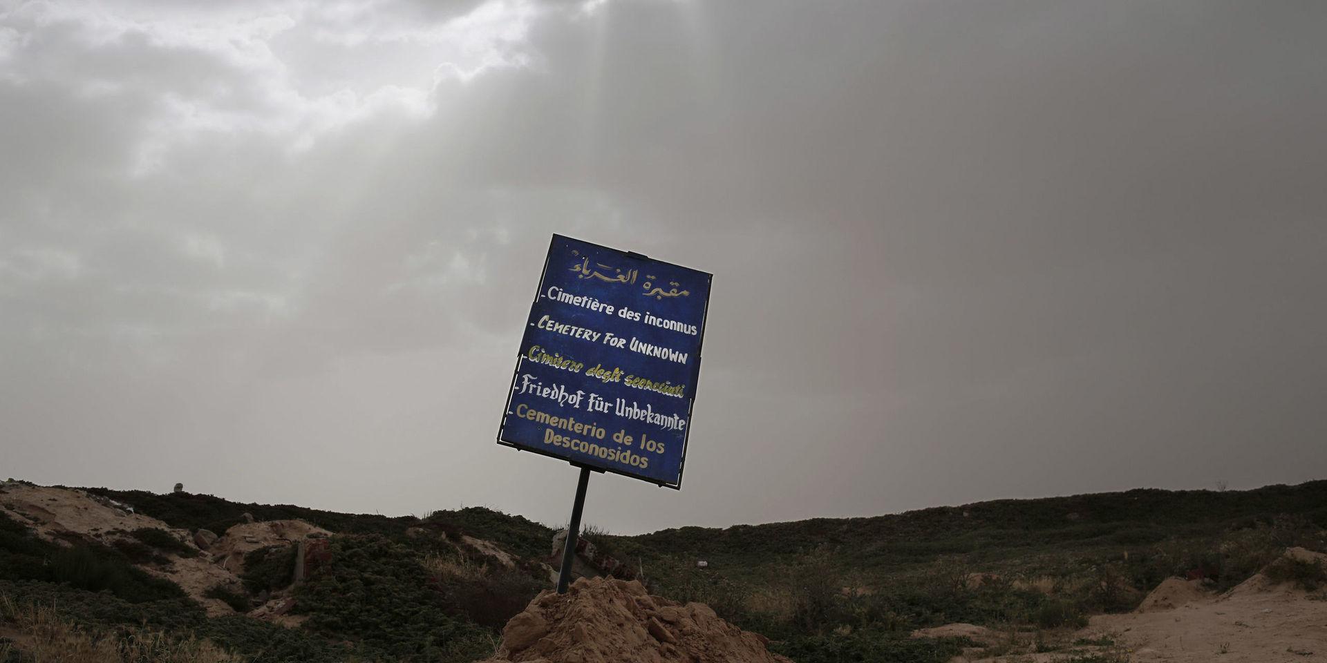 En skylt i tunisiska Zarzis visar 'de okändas kyrkogård', där migranter som drunknat utanför stadens kust begravts. Arkivbild.