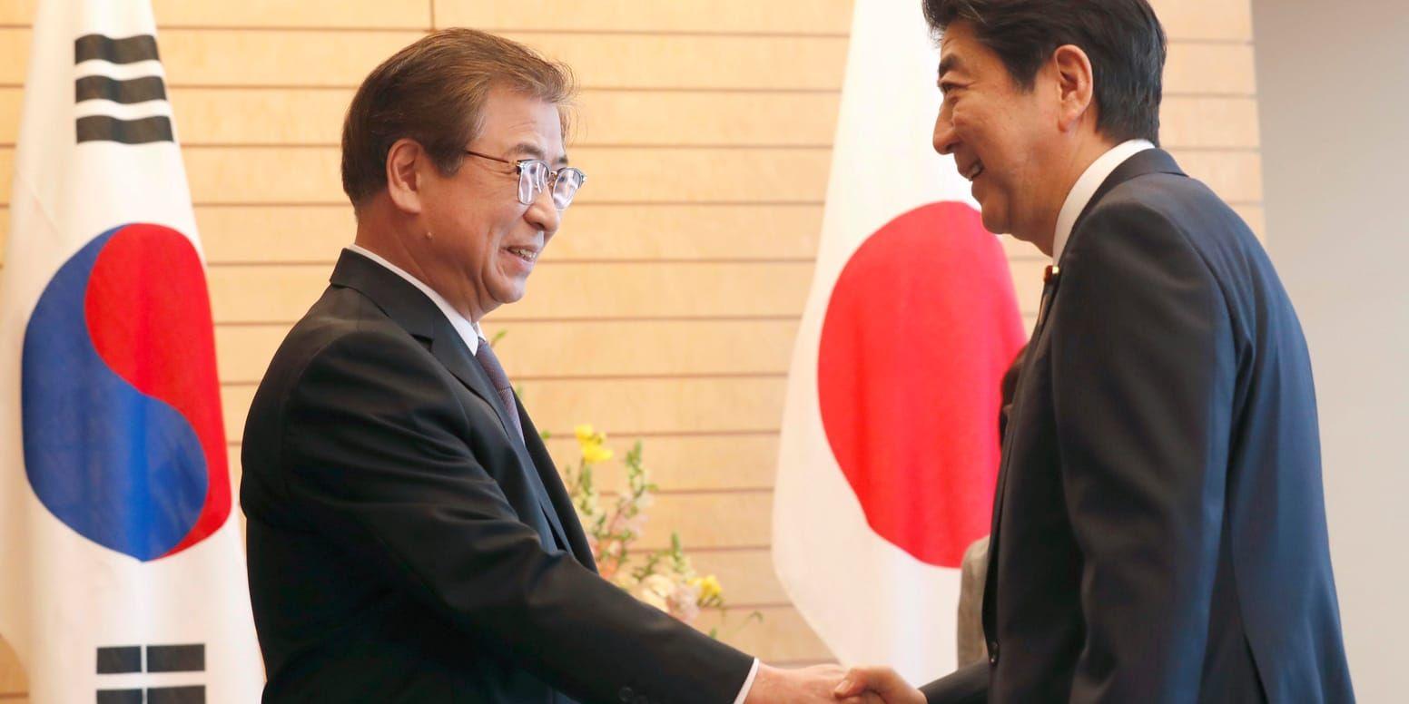 Japans premiärminister Shinzo Abe (till höger) träffade Suh Hoon, chef för Sydkoreas underrättelsetjänst.