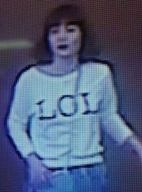 Den misstänkta kvinnan. Bild från övervakningskamera.