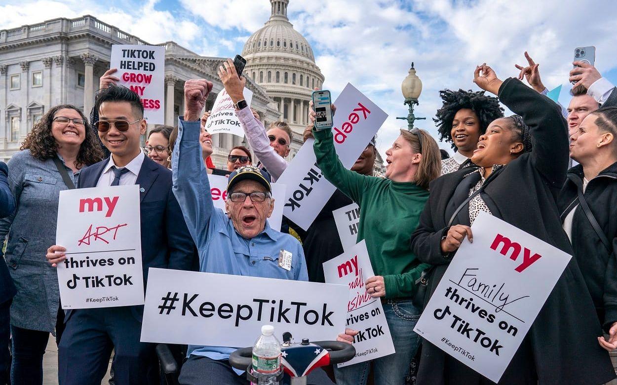 Tiktoks supportrar försvarar appen vid Capitol i Washington, onsdagen den 22 mars 2023. 