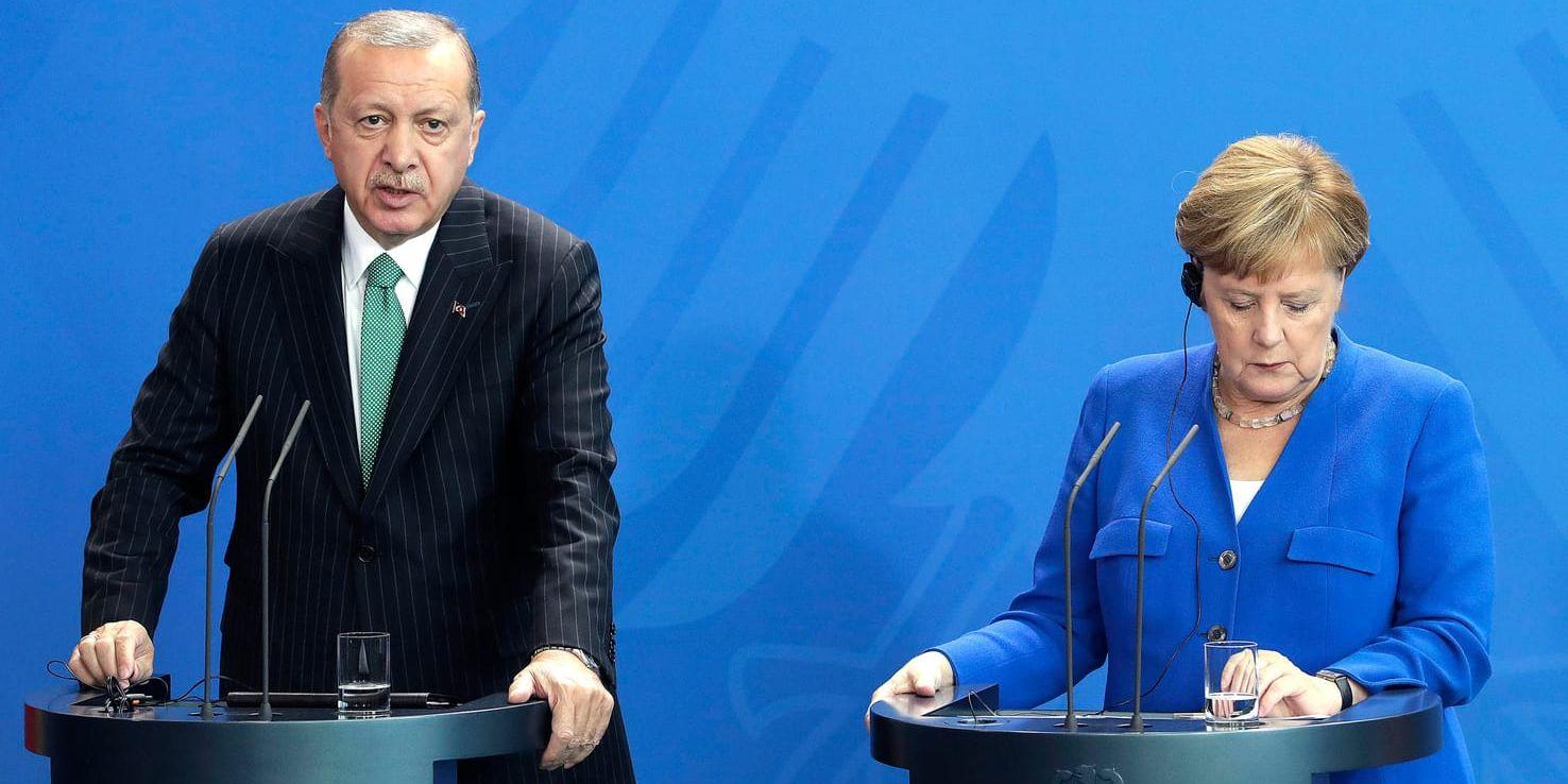 Tukiets president Recep Tayyip Erdogan och Tysklands förbundskansler Angela Merkel vid den gemensamma presskonferensen i Berlin.