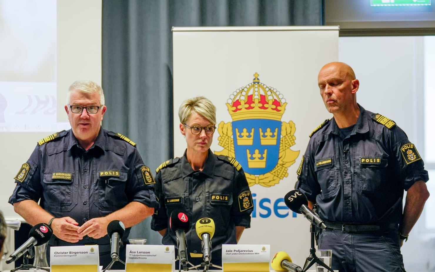 Christer Birgersson, kommenderingschef för den särskilda händelsen, Åsa Larsson, tf lokalpolisområdeschef Uppsala/Knivsta och Jale Poljarevius, underrättelsechef region Mitt under polisens pressträff med anledning av den senaste tidens grova våldsdåd i Uppsala.