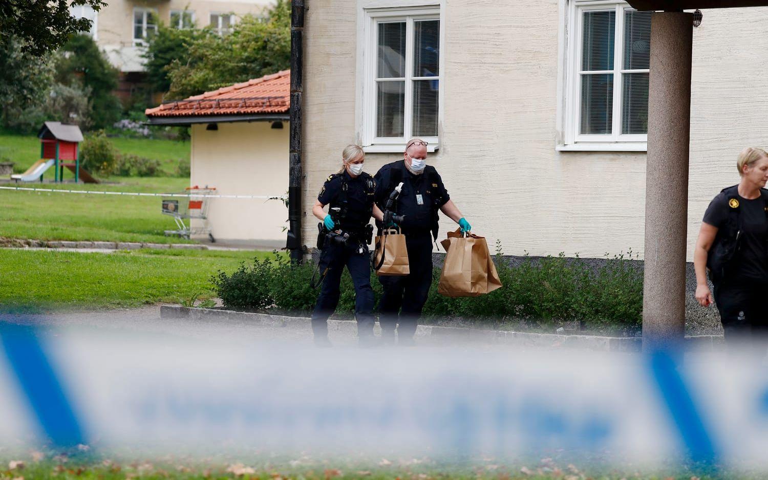 Polis på plats vid brottsplatsen i Uppsala under tisdagsmorgonen.