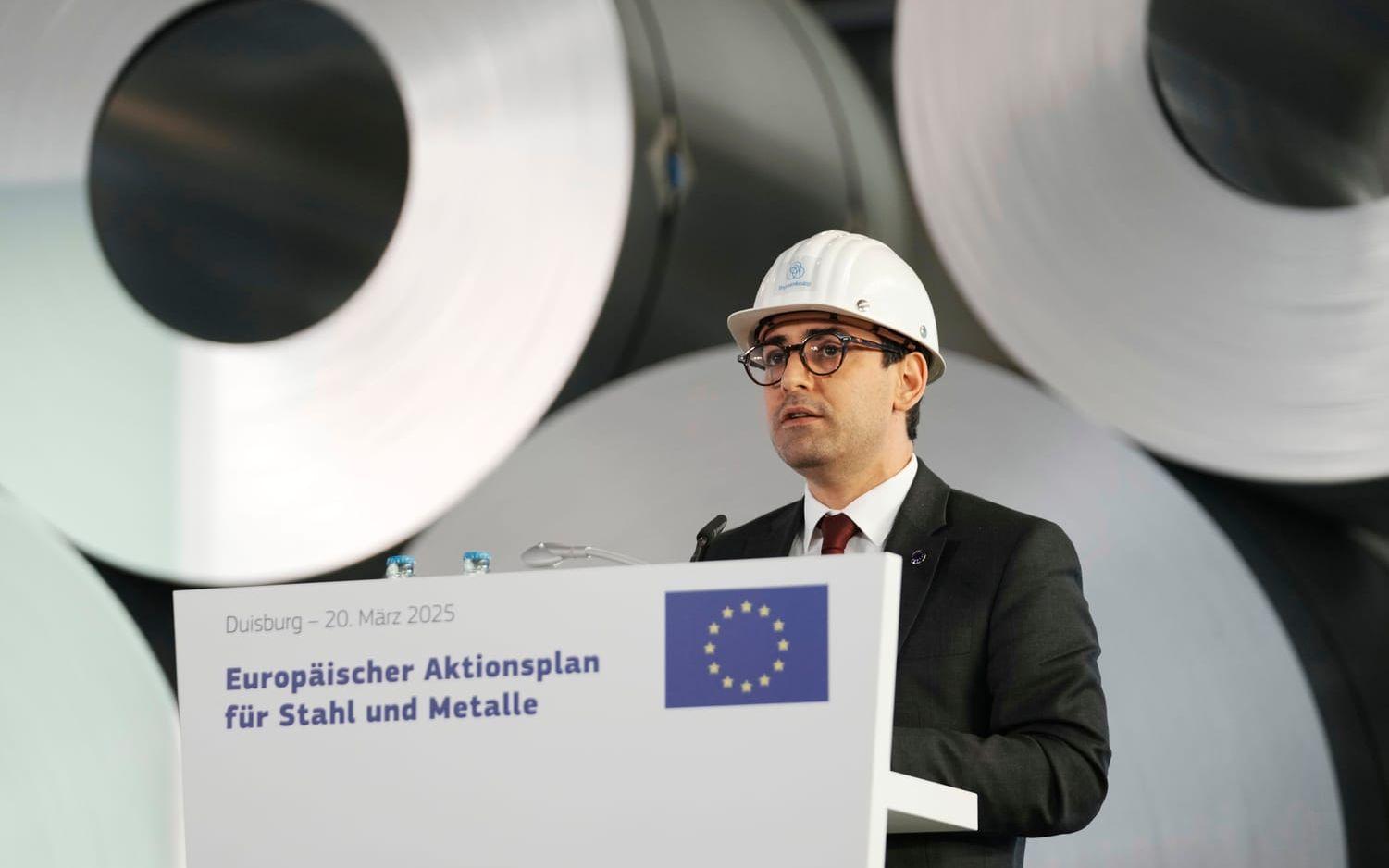 EU:s industrikommissionär Stéphane Séjourné under ett besök på ett stålverk i Tyskland i fjol. Arkivbild.